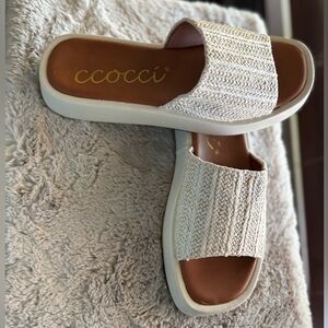 NWOT Ccocci Women's Size 10 Ivory/Tan Woven Slide Sandals